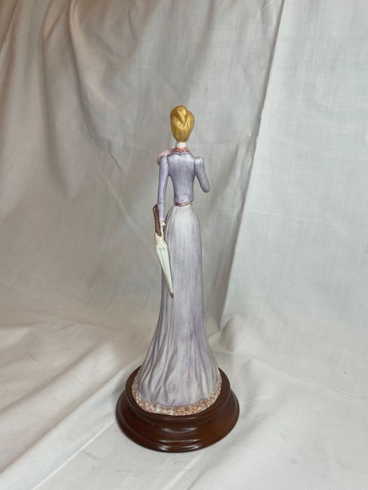 Boneca porcelana  decoração  antiguidade