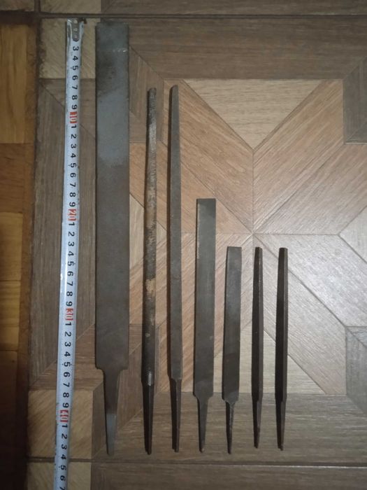 Отвёртки, ключи рожковые, напильники, молотки, кусачки.