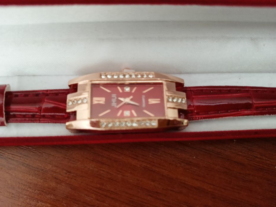 Жіночий годинник новий