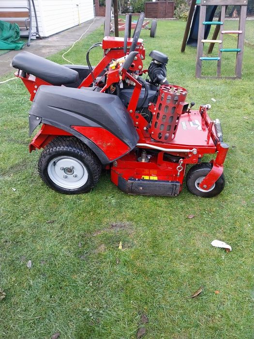 Dom ogród kosiarka i kosy