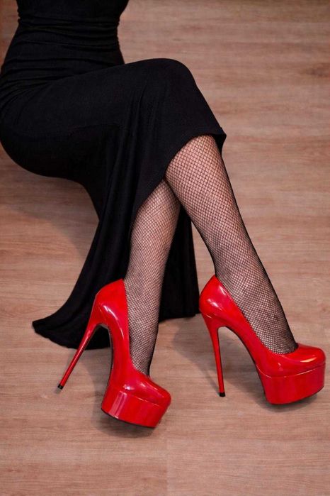 Używane szpilki, rajstopy kabaretki