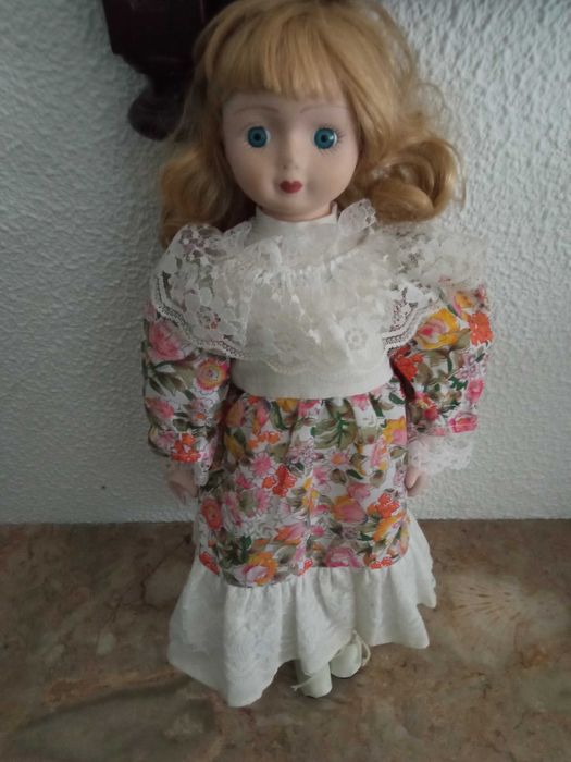 Linda boneca de porcelana