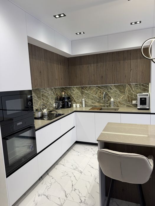 Продам 2 комнатную квартиру с дизайнерским ремонтом 70м2