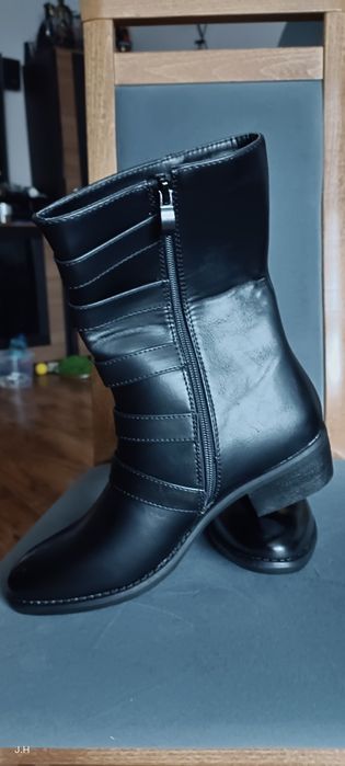 Botki, kowbojki, czarne ze sprzączkami.