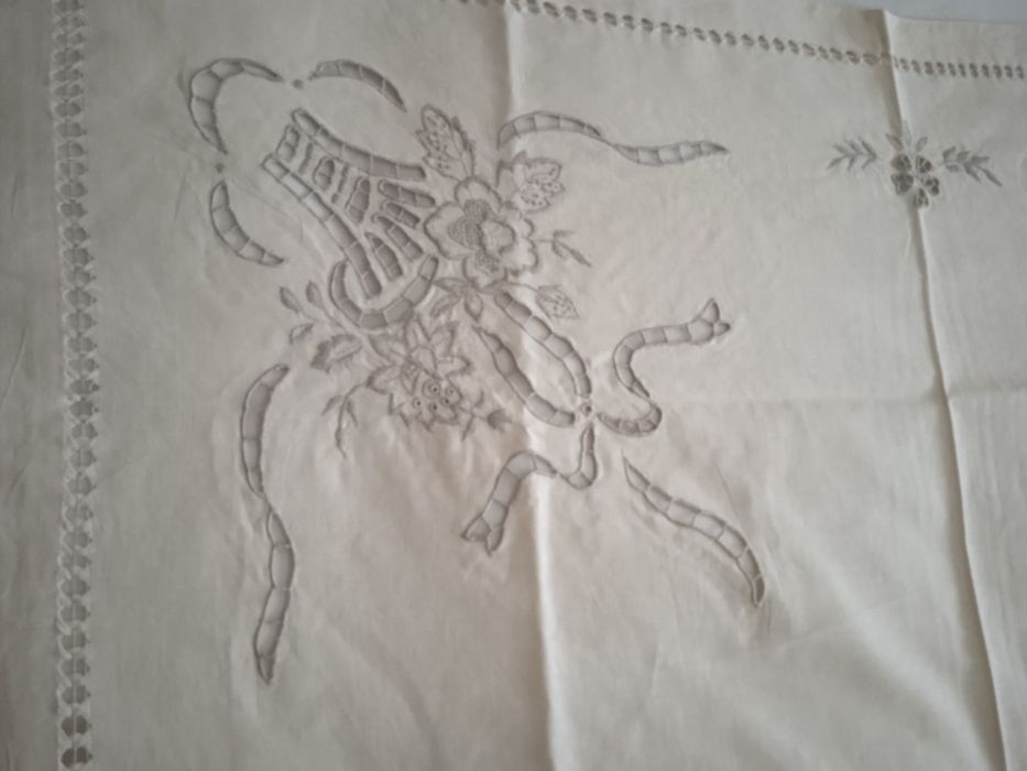 Toalha de chá em linho e dois panos novos em arte aplicada.