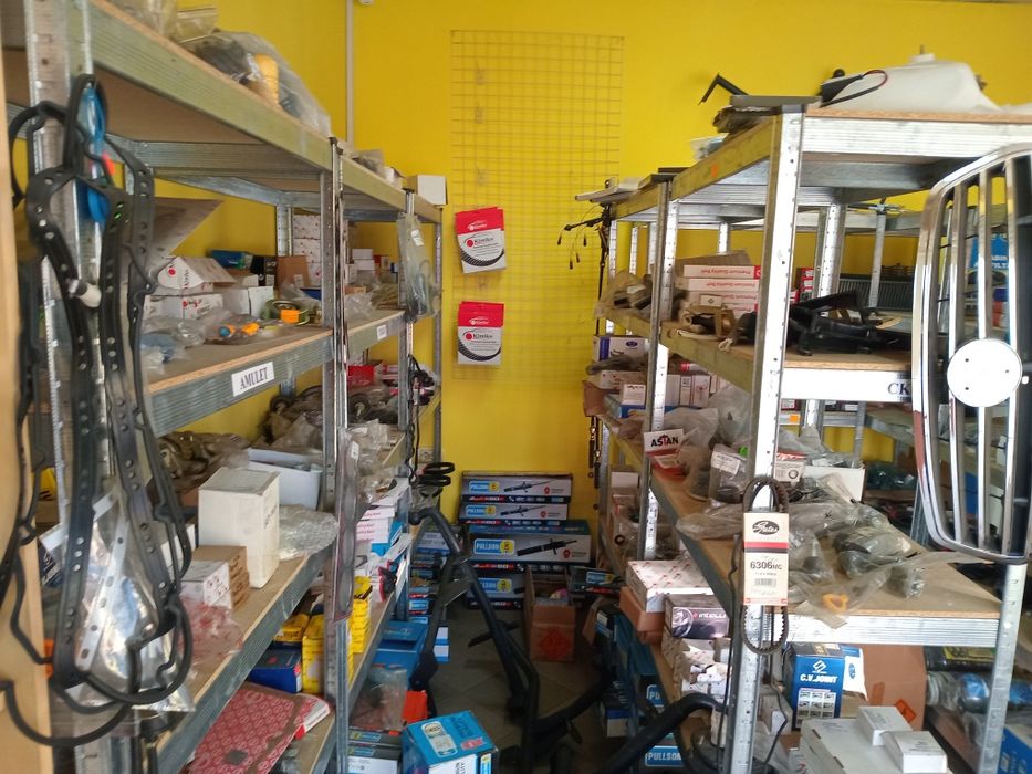 Магазин АВТОЗАПЧАСТИНИ,по вул.Незалежності,по центральній вул.