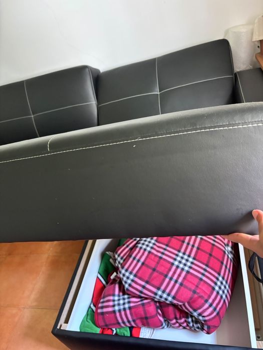 Vendo Sofá/cama preto com arrumaç ão