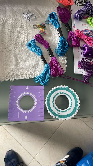 Crianca aprenda a dazer as duas pulseiras