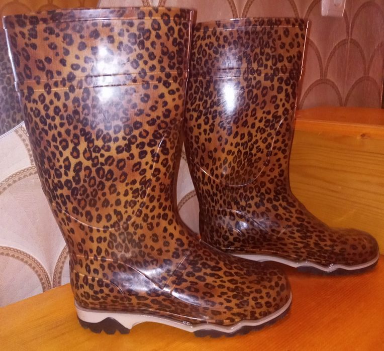 Продам резиновые сапоги.