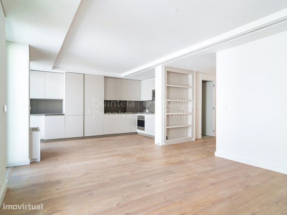Apartamento T2 com varanda para arrendamento em Algés