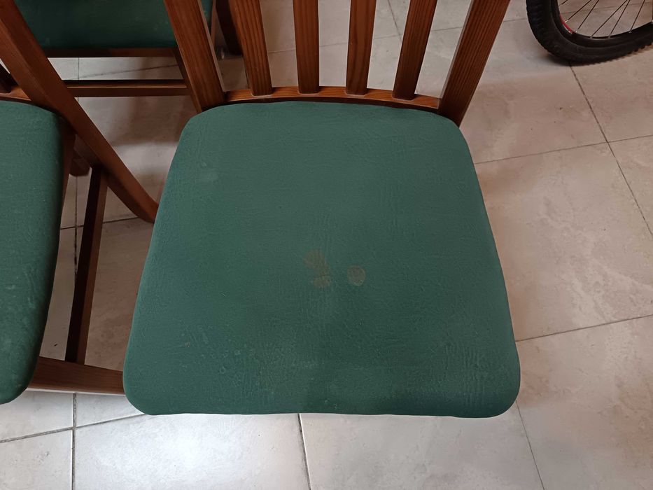 Mesa de jantar mais 4 cadeiras
