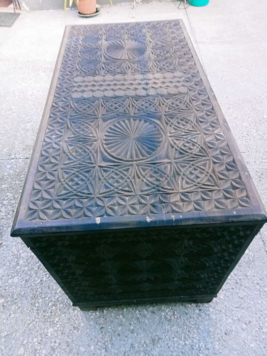 Arca antiga com sinais de uso