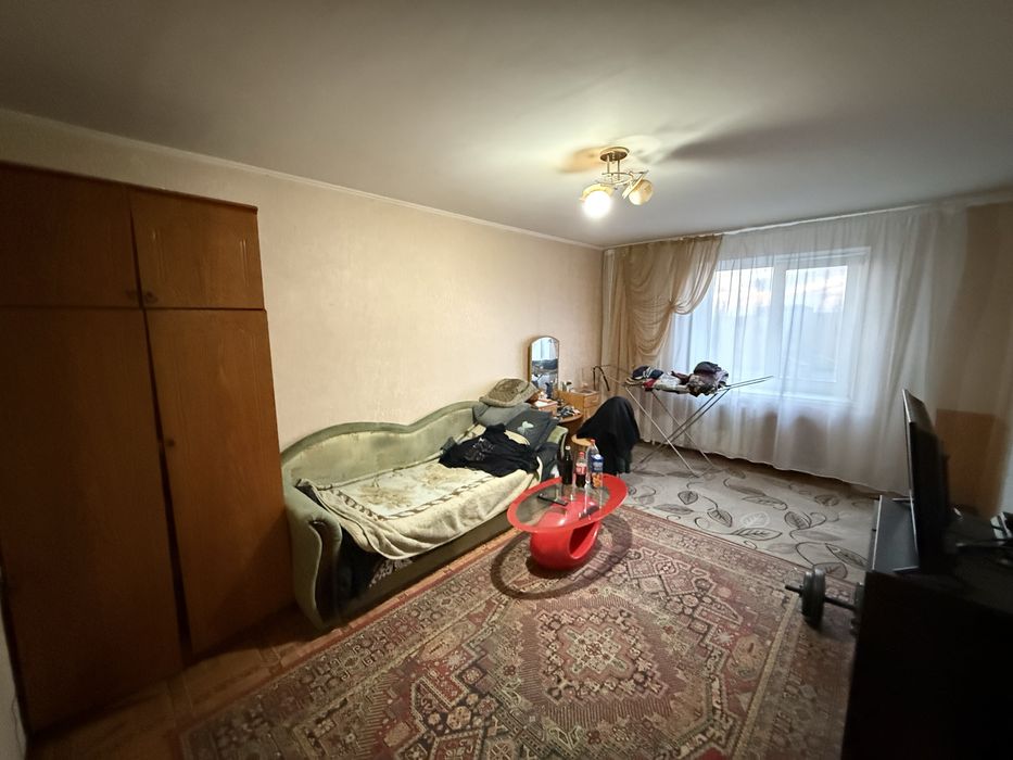 Однокімнатна. Косметичний стан. Не кутова. Цегла. Біля зупинки