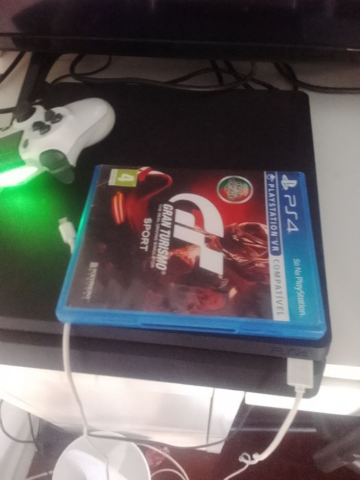 Vendo PS4  com dois jogos e só ler o anuncio