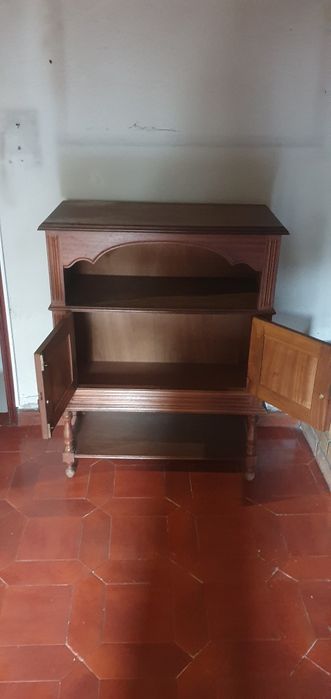 Móvel de madeira usado