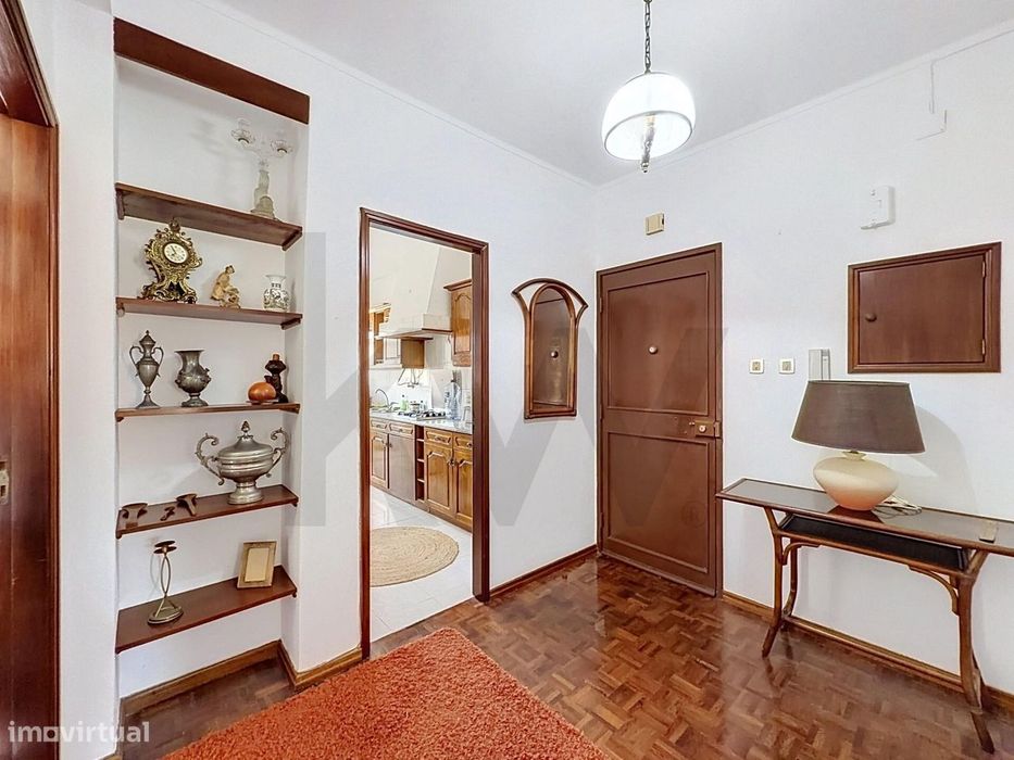 Apartamento T2 com Boa Luz Natural e Marquise | Peniche