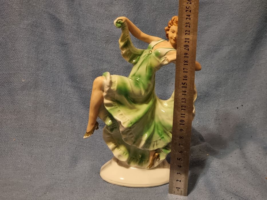 Фарфоровая статуэтка танцовщица