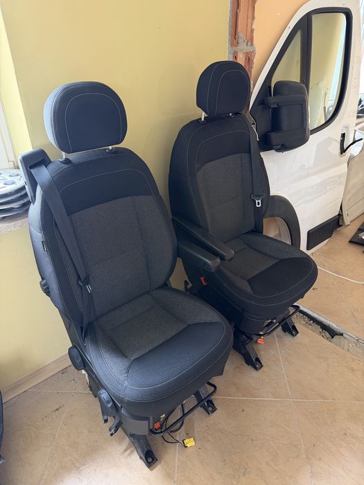 Fotele kamper obrotowe od Ram promaster z pasami