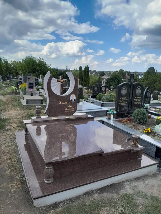 Пам'ятники  з  граніту