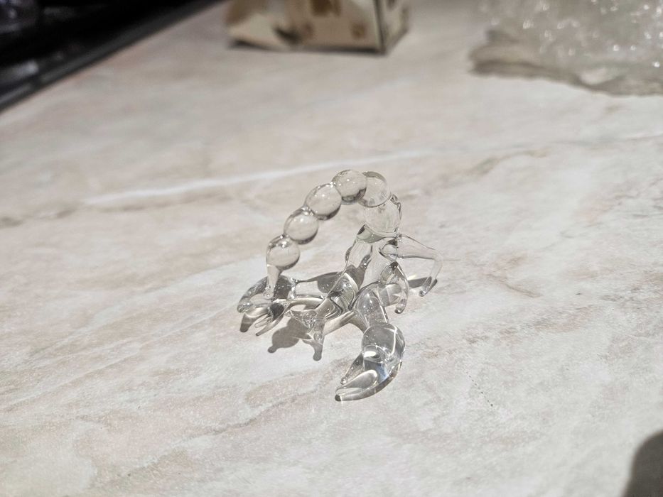 Szklana figurka skorpiona – ręcznie wykonana, stan bardzo dobry