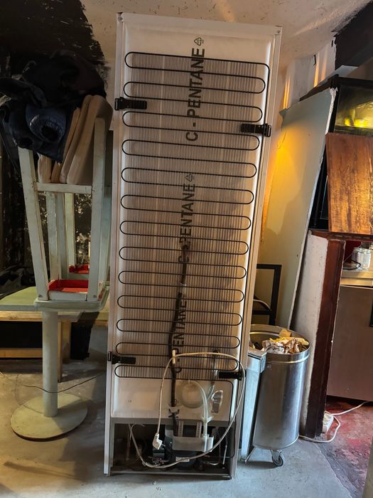 Frigorífico Indesit combinado (frigorífico + congelador) – A funcionar