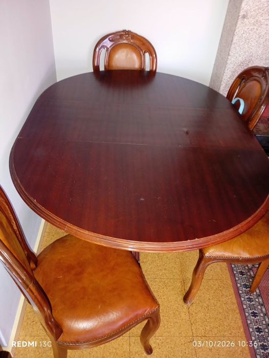 Mesa de sala com 4 cadeiras