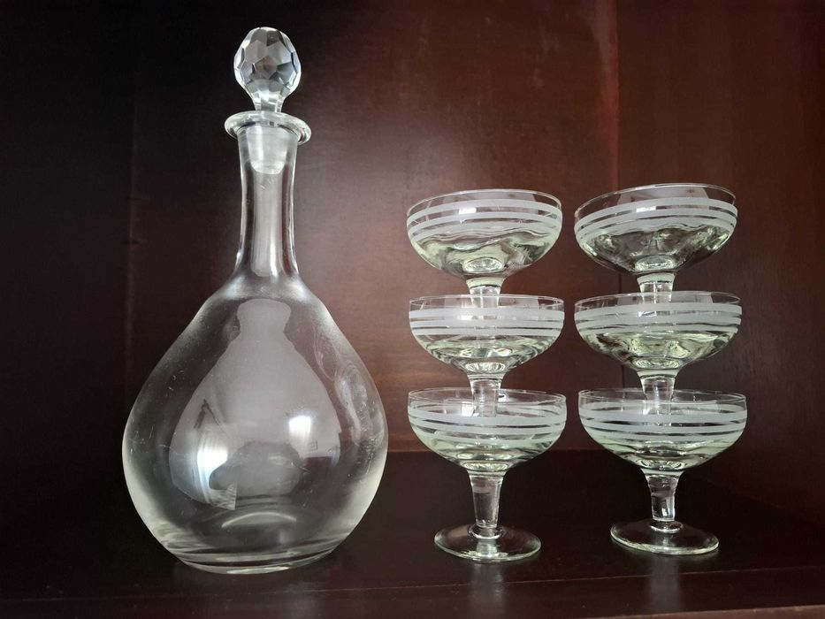 Garrafa de licor de cristal antiga e copos