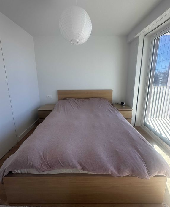 Cama e colchão Ikea Malm e 2 mesas laterais