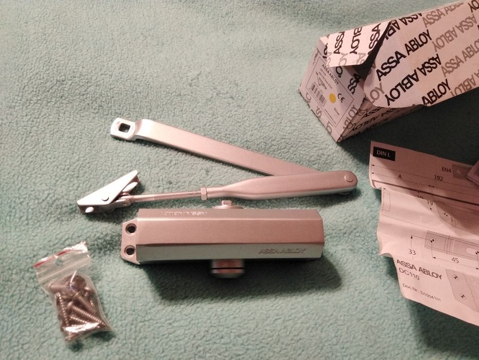 Samozamykacz drzwi srebrny Assa Abloy