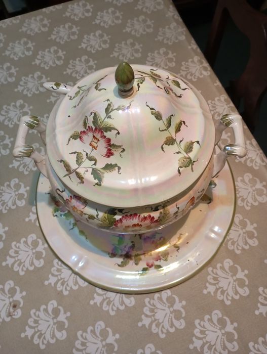 Conjunto de chávenas em porcelana fina, com base em estanho.