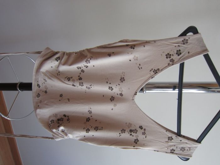 Blusa de Senhora com decote e costas em bico Caveada Beje com Flores C64575303286017121