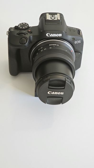 Canon EOS R100 com lente Canon 18-45mm