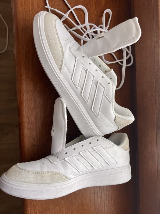 Білі шкіряні кросівки Адідас. Adidas. Courtblock