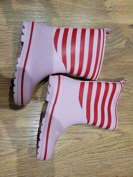 Продам рожеві гумові утеплені чобітки на дівчинку розмір 26
устілка 17