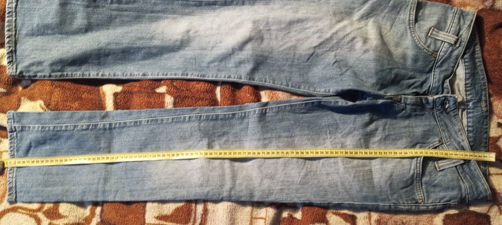 Niebieskie damskie spodnie jeansowe.