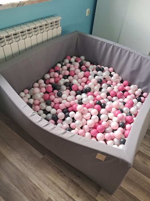 Duży basen z kulkami