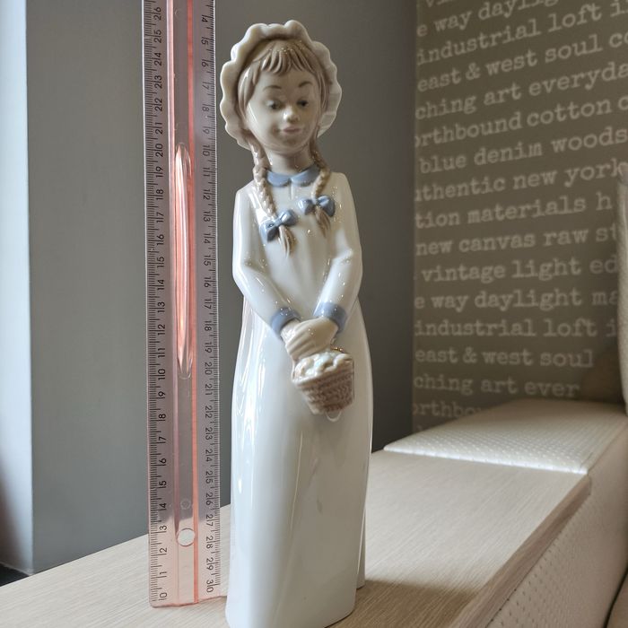 ЗНИЖКА 30% Стауэтка, фарфор, Zaphir lladro, Girl with Basket of Sweets