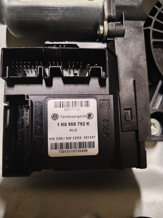 Mechanizm drzwi prawy przód volkswagen Touran ll 2012r