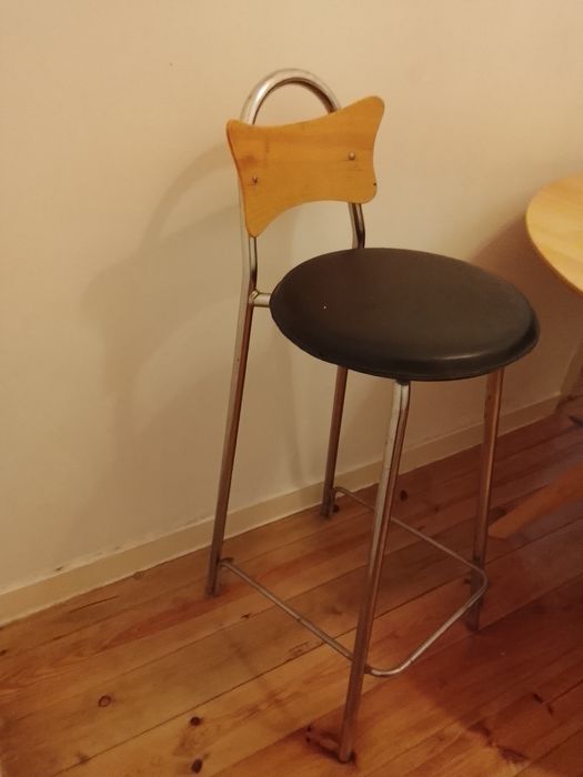 Cadeira alta com estofo em pele