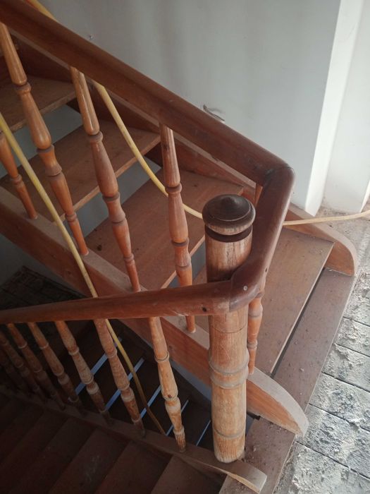 Schody dębowe, z tralkami toczonymi