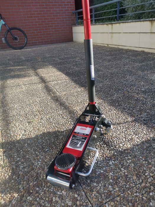 Macaco extra plano feito de alumínio e aço. até 1,5 toneladas