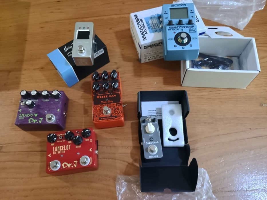 Varios pedais de guitarra.