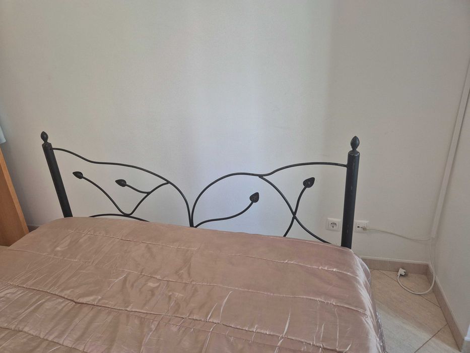 Cama de ferro com colchão ortopédico