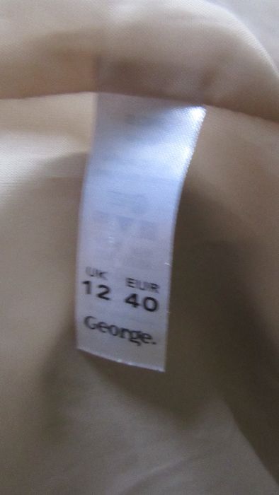 Beżowy płaszczyk George r. 12