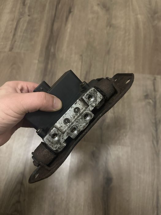 Клапан гидроподвески Land Cruiser 100 98-06