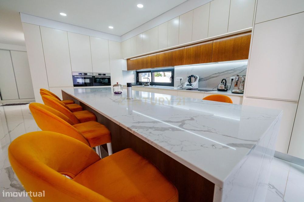 Moradia T3 Moderna em Localização Premium, Perto das Praias