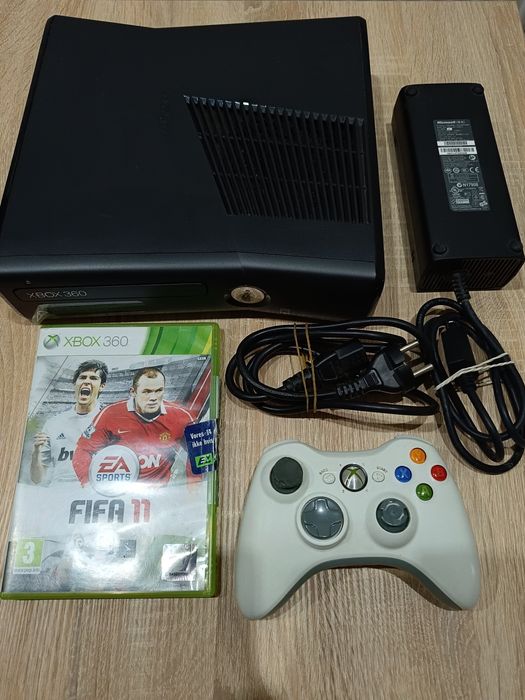 Xbox 360 konsola + bezp. pad + zasilacz + gra FIFA 11