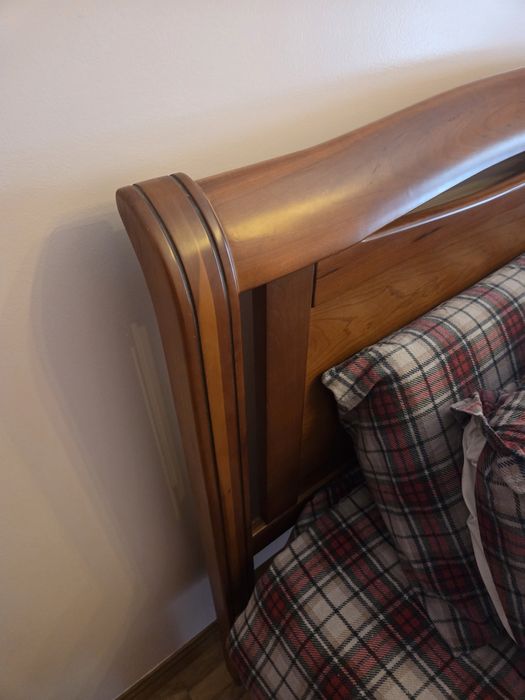 Cama de solteiro e roupeiro em cerejeira