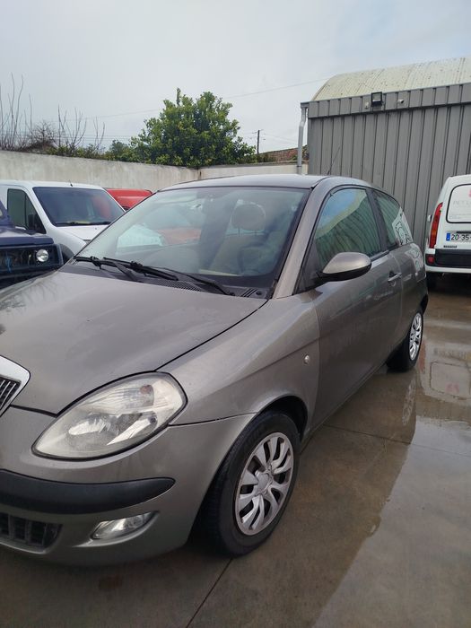 Lancia Ypslon cor cinza