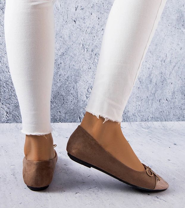 Brązowe balerinki z lakierowanym noskiem Simard